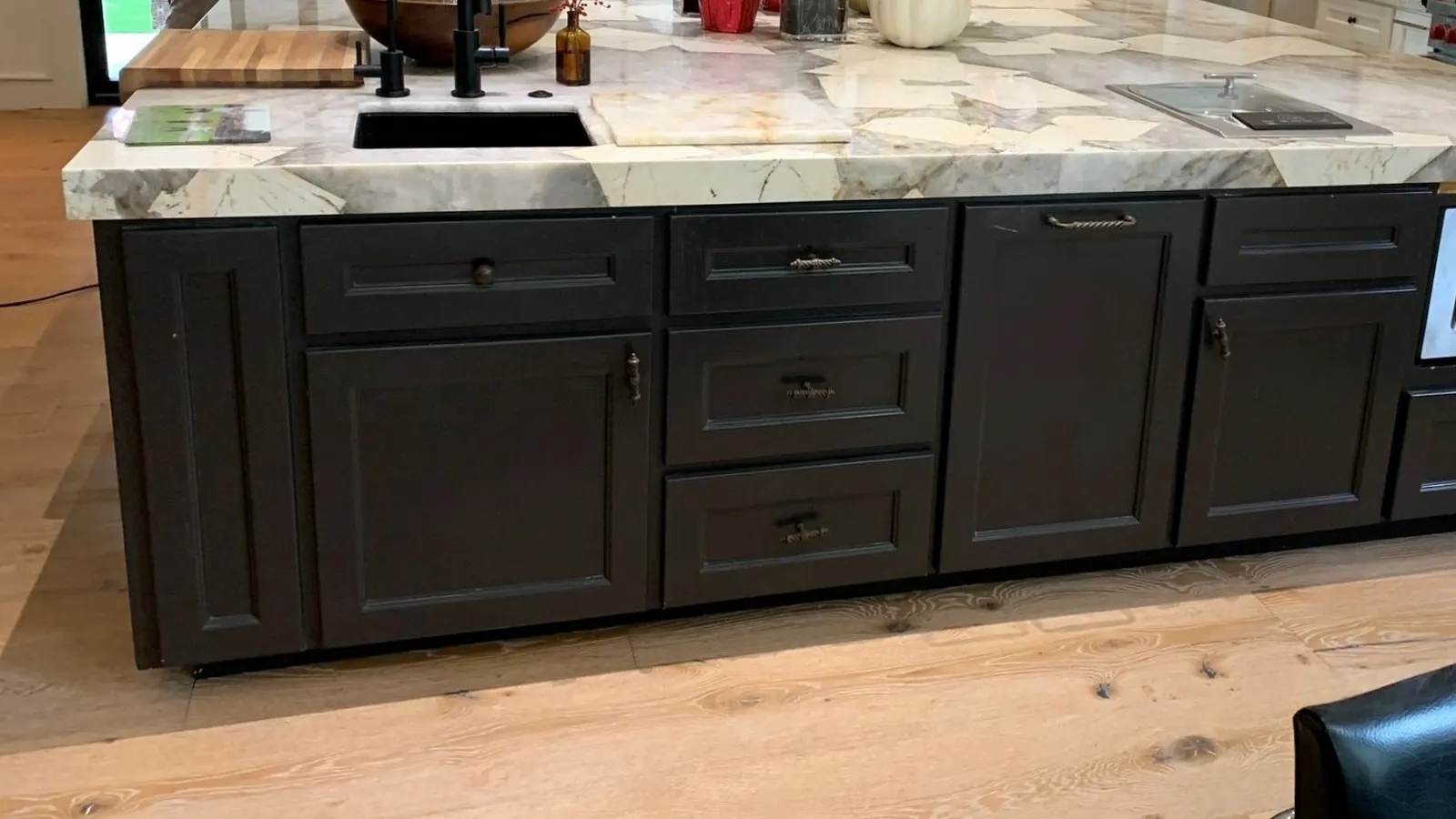 Kitchen island cabinets painted a deep charcoal